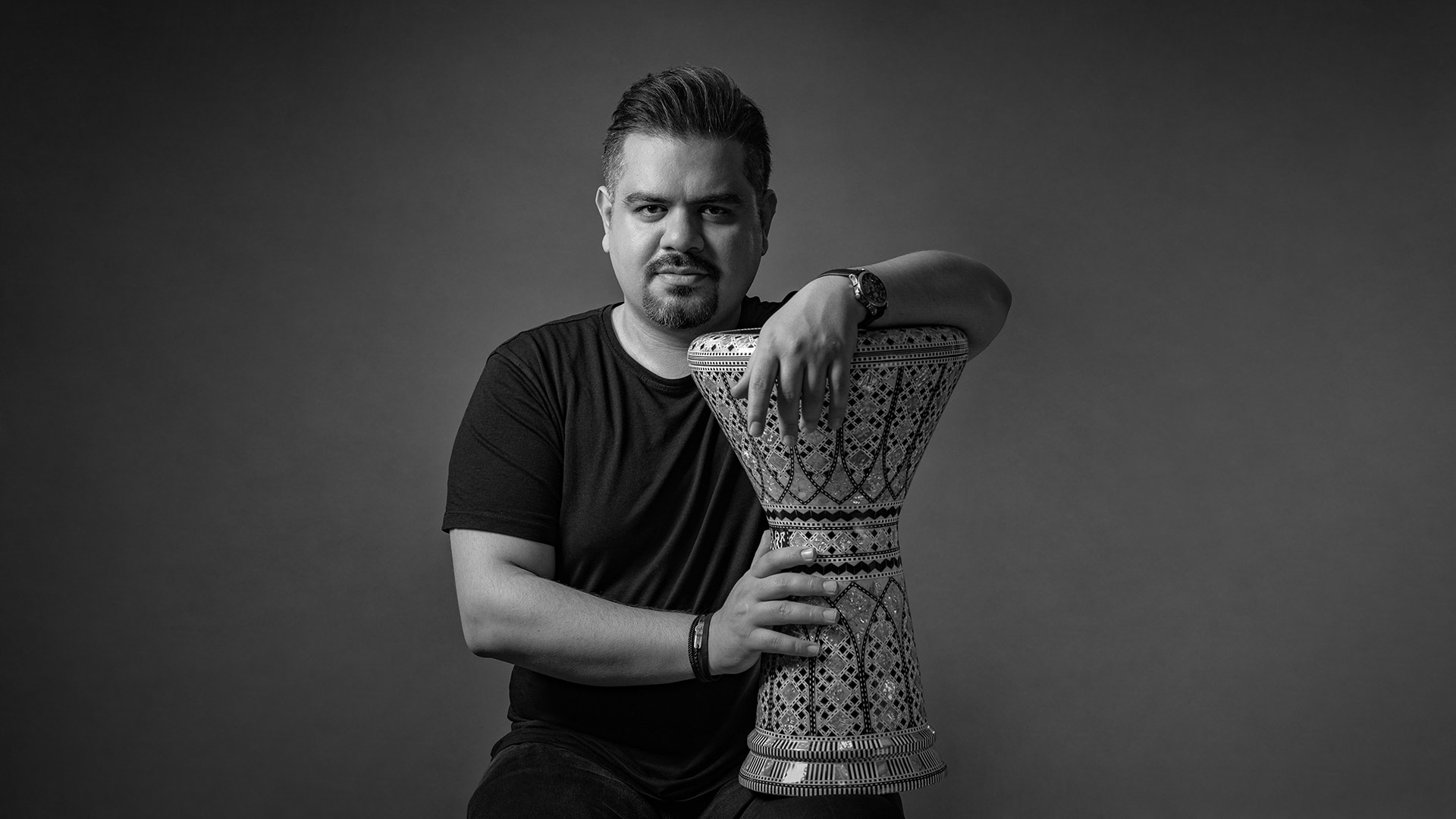 روزبه زرعی با ساز داربوکا